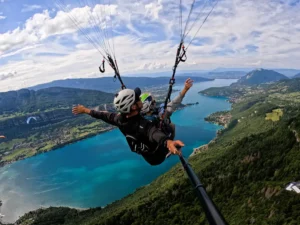 Un passager et son pilote Flyeo s'élève au-dessus du lac d'Annecy pendant un vol Ascendance