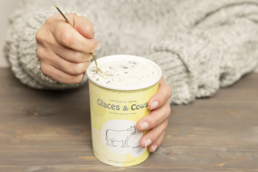 Dégustation d'une glace faîte à la ferme de chez Glaces & Cows, l'un de nos partenaires autour de Doussard